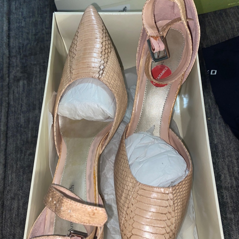 Amanda Smith w Shoes